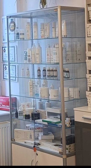 Witryna szklana gablota ekspozycyjna