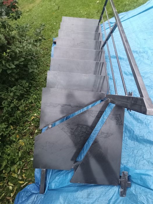 Schody metalowe solidne z balustradą