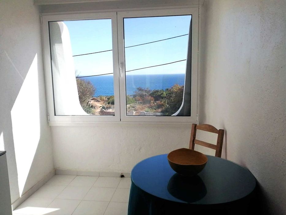 Apartamento T1, longa duração, completamente mobilado e equipado, vista oceano, a 3 min. da praia, em Vale Centianes, Carvoeiro.