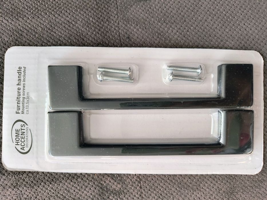 Uchwyt meblowy ze śrubami montażowymi