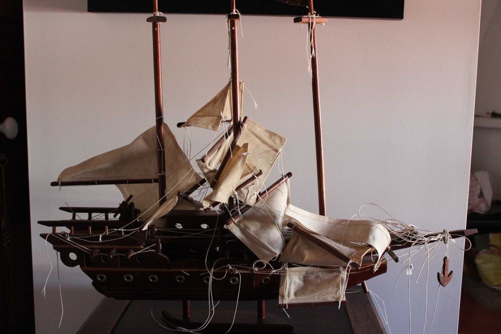 Barco antigo, em madeira, decorativo