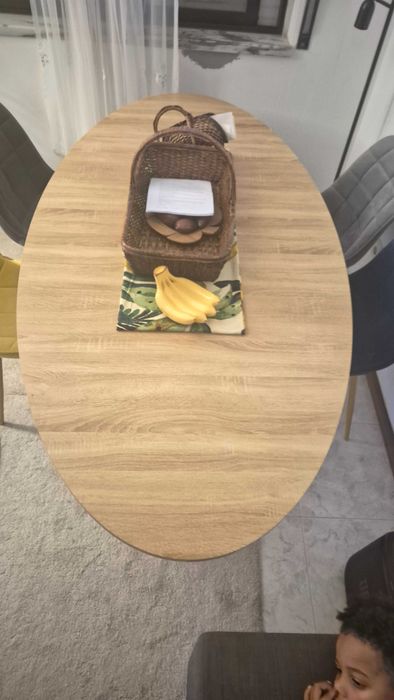 Mesa com 4 cadeiras praticamente novos