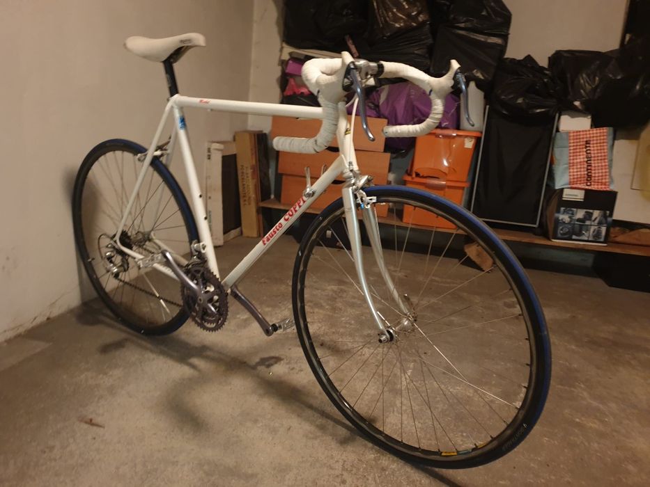 Bicicleta antiga estrada