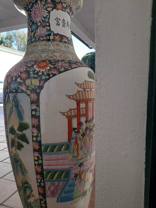 Jarrão de porcelana chinesa de grandes dimensões, pintado a mão com cenas do quotidiano. Cerca de 1,50m de altura.