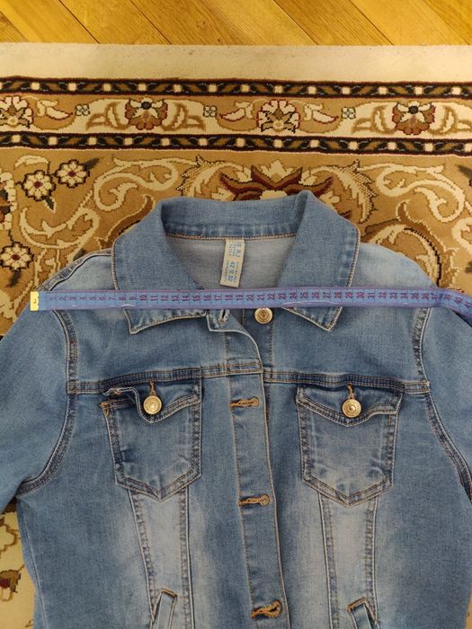 Джинсова куртка на дівчинку.