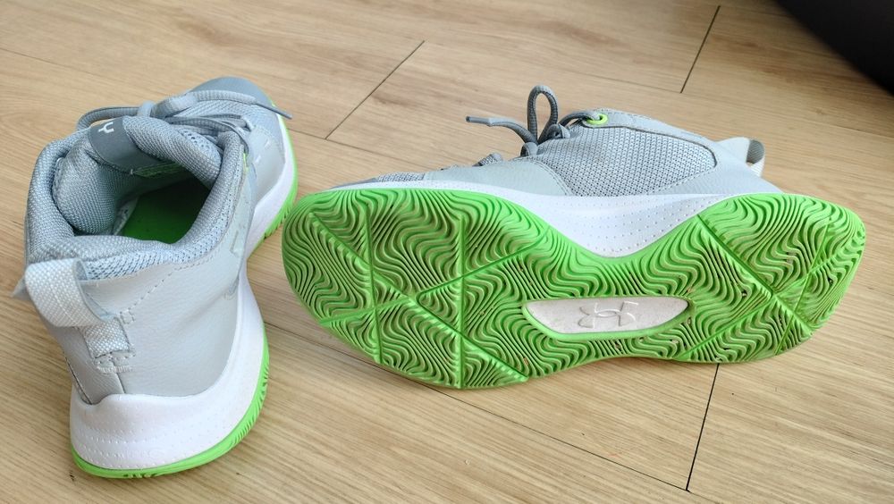 Ténis Under Armour (Curry) 
muito novo 
N 42
Entrego pelas proximidade