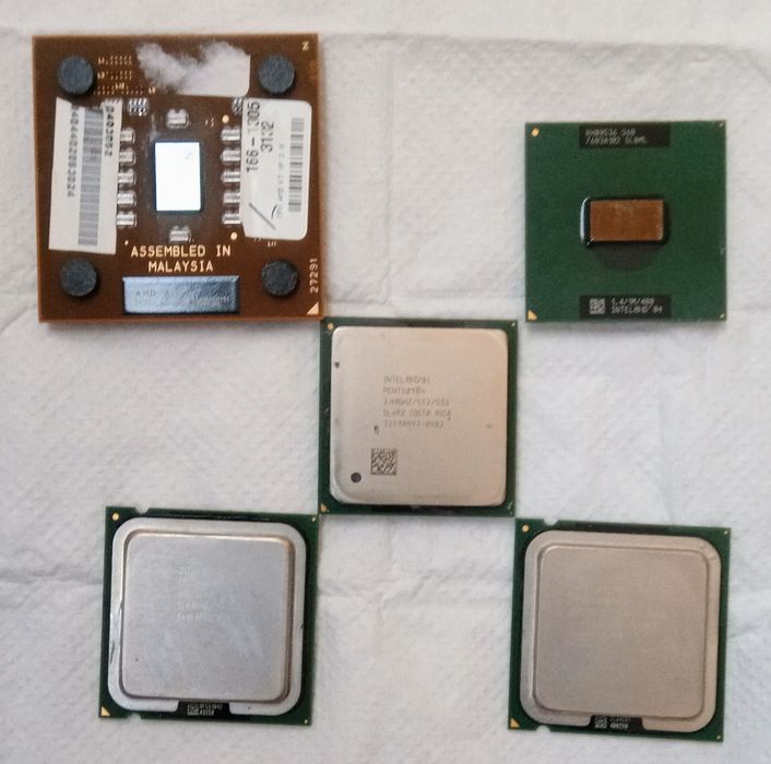 Processadores Intel Pentium 4 e AMD Athlon XP 2000+64740552504579120
