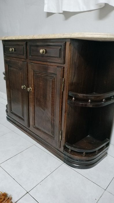 Sapateira de madeira de castanho escuro