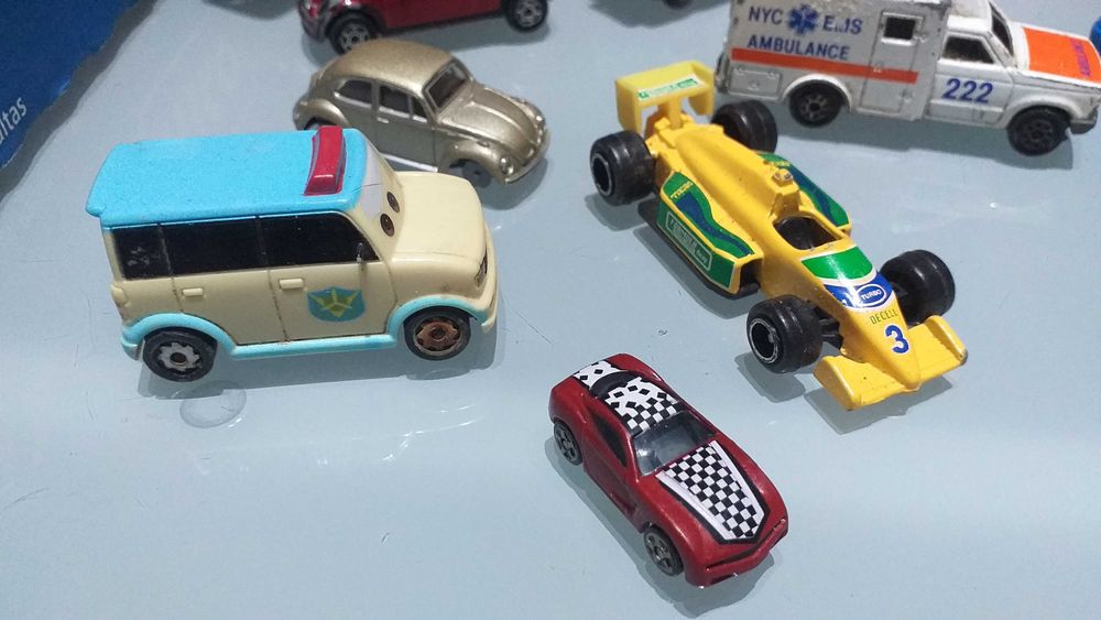 Lote de 54 carrinhos e 1 comboio em ferro