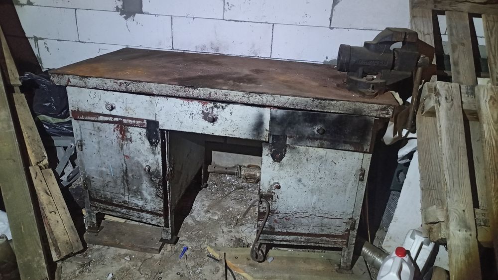 Продам металевий стіл