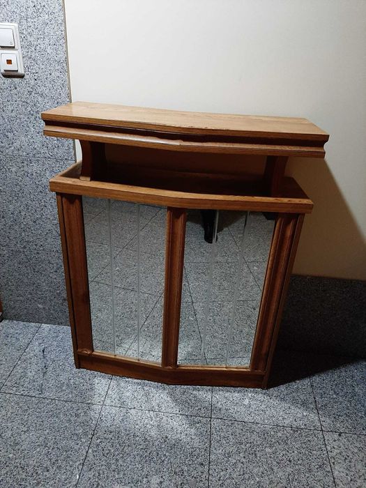 Móvel tipo bar com espelho