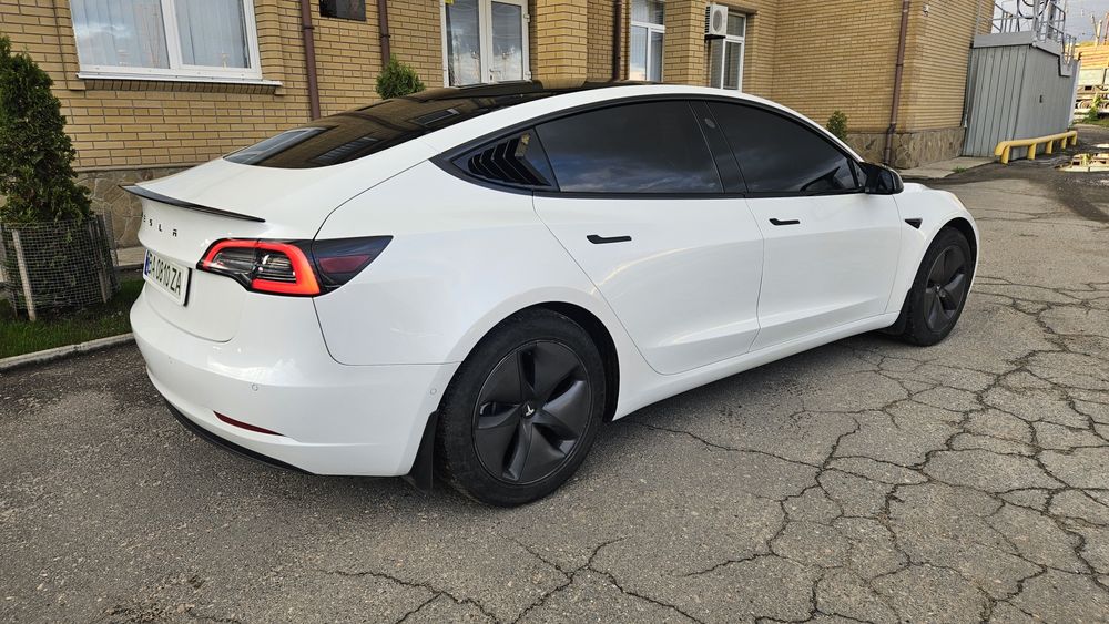 Продам tesla model 3
