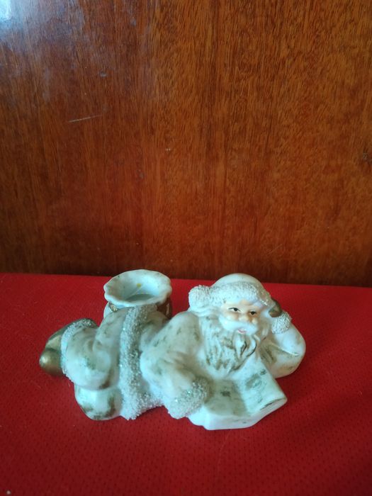 Коллекционная фарфоровая статуэтка " Дед мороз."