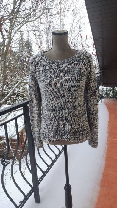 Piękny sweter z dzianiny rozmiar M