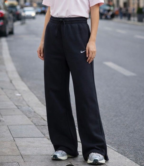 Nowe dresy Nike z szerokimi nogawkami