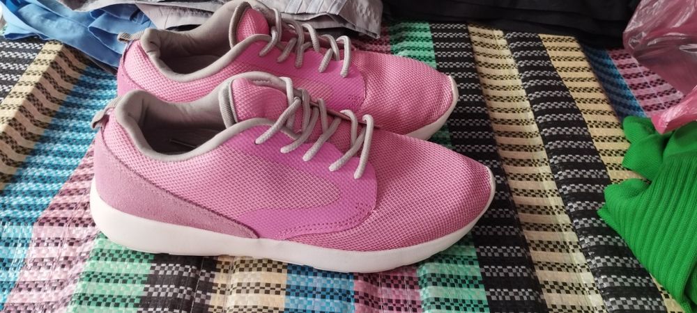 Жіночі кросівки New Look 38-39 розмір