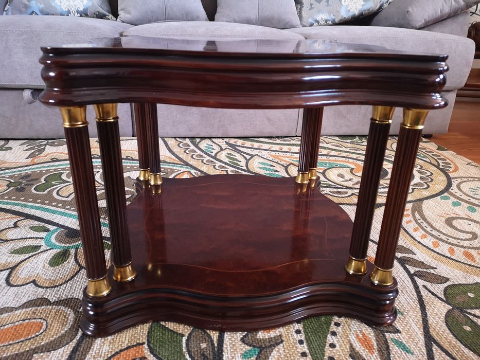 Mesa de sala de estar em castanho