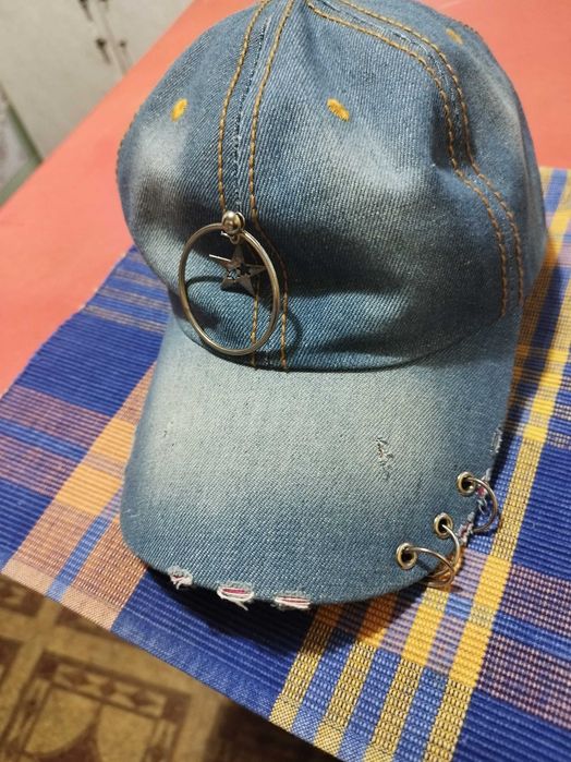 Бейсболка джинсовая.