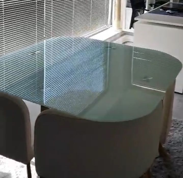 Mesa com 4 cadeiras como nova