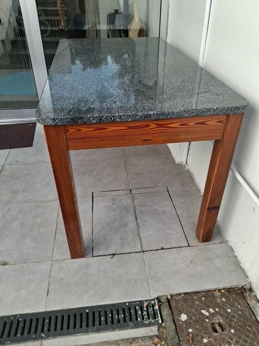 Mesa de cozinha com granito e base em madeira mogno.