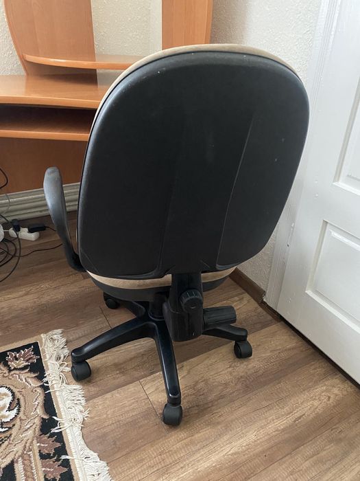 Продаю комп'ютерне крісло