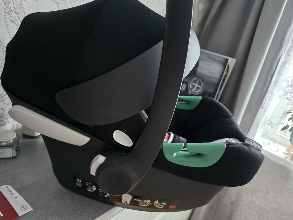 Продам автокресло Cybex Aton B2 i-Size Car Seat including Base O