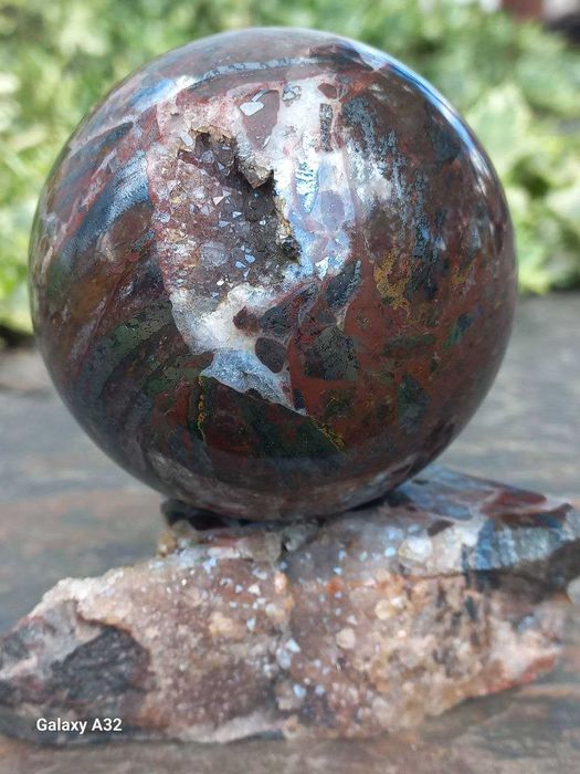 Джеспелітова  брекчія  з  кварцевою жеодою