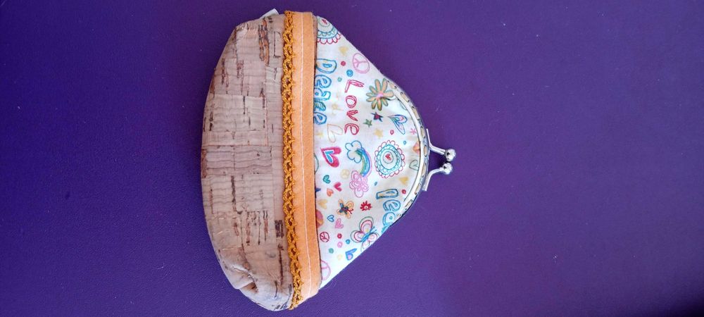 Porta moedas colorido em tecido e cortiça.