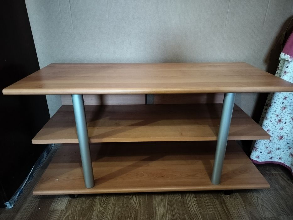 Mesa de televisão com rodas