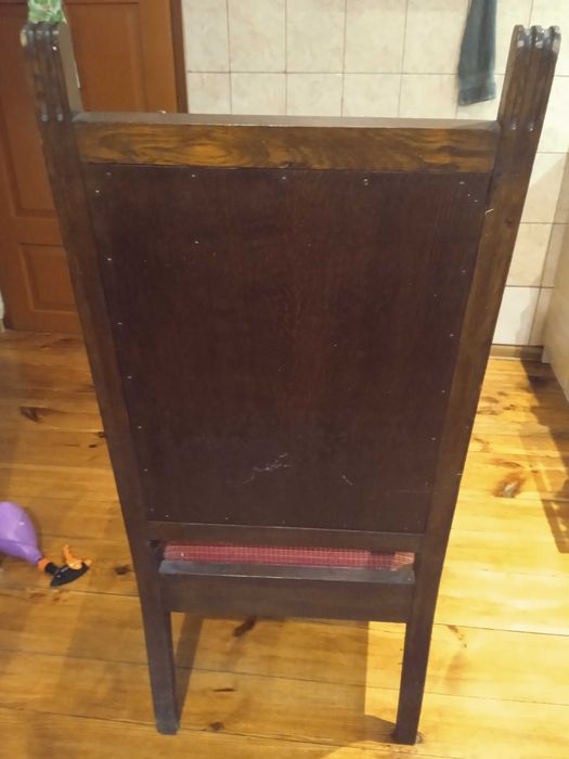 Stare dębowe tapicerowane meble z sądu