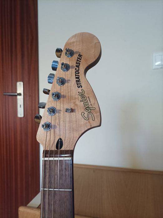 Guitarra Fender Squier Strat Aff + Fender FE920 + Sup K&M 17685 (NOVO)