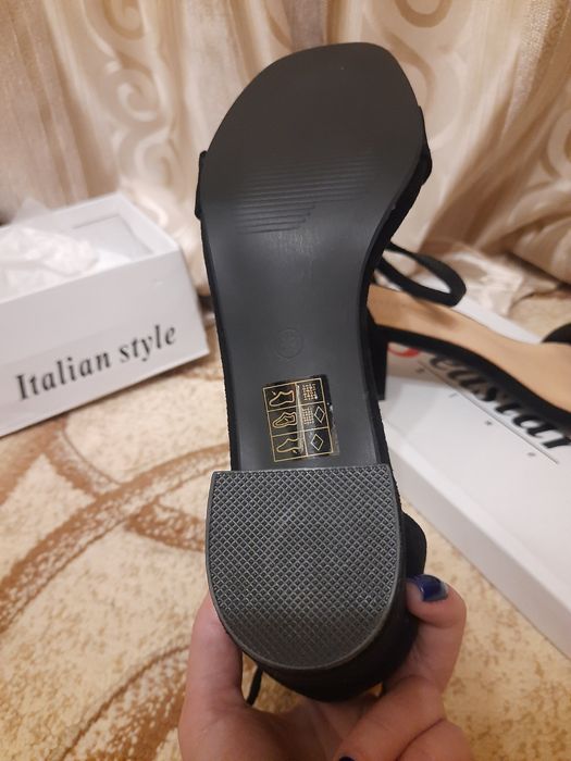 Женские босоножки