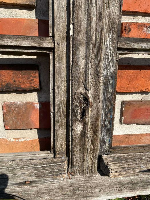 Stare drewniane okna ze szprosami