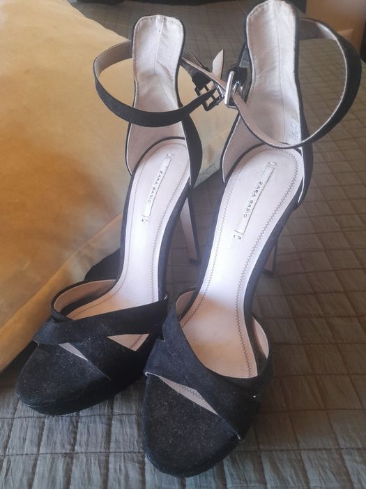 Sandálias pretas de veludo n.38 da Zara como novas!