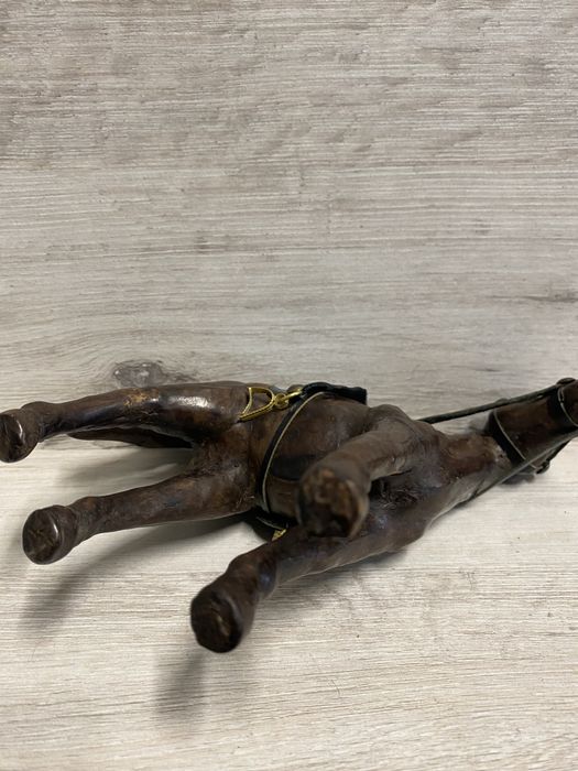 Figurka konia z drewna