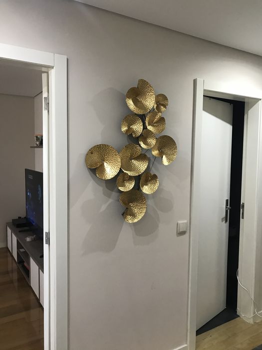 Hall de entrada, espelho redondo, aplique de parede dourado