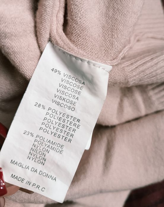 Sweterek beżowy z ozdobnymi kamieniami