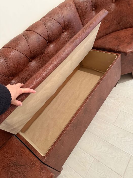 Куточок і коричневий стіл