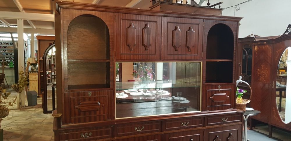 Móvel de sala em madeira, muito bom estado à excepção de alguns puxado