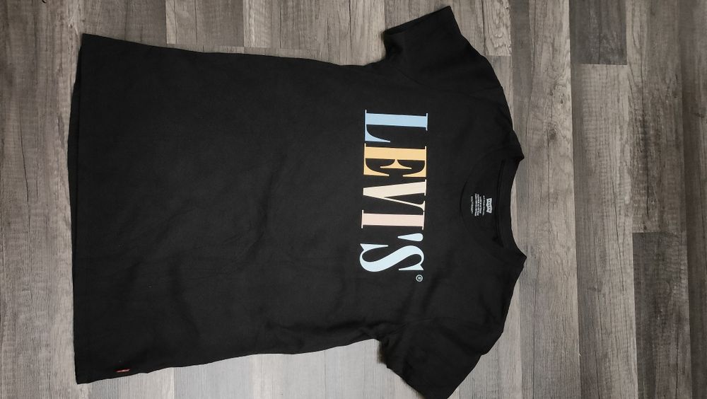 świetny nowy t-shirt Levi's