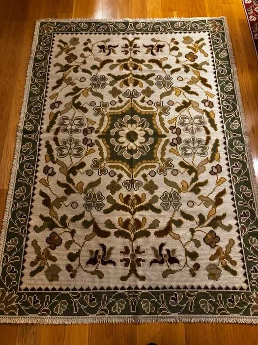 Tapete de Arraiolos Feito à Mão em Lã – Verde – 241 × 170 cm