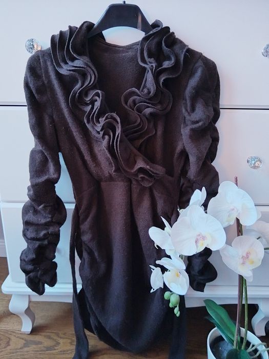 Brązowy sweter długi
