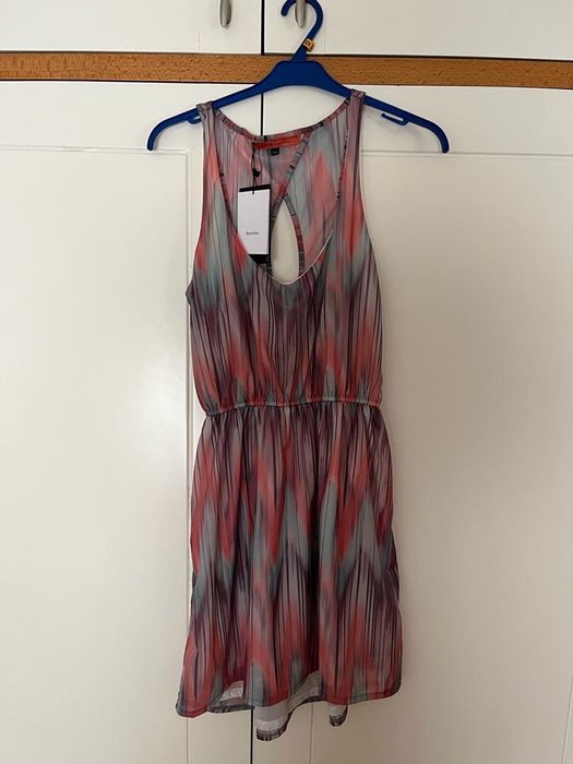 Vários  vestidos tamanho M alguns são novos sem etiqueta,