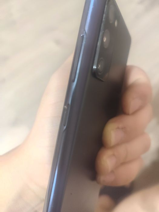 Продам телефон Samsung s20 fe 5g 6/128 в хорошому стані з невеликим дефектом