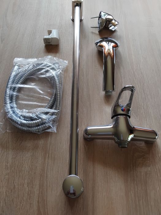 Komplet prysznicowy.Nowy wąż.Bateria ścienna.Kolor srebrny.