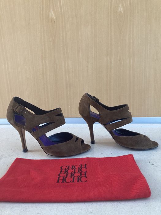 Carolina Herrera sapato alto em camurça caramelo