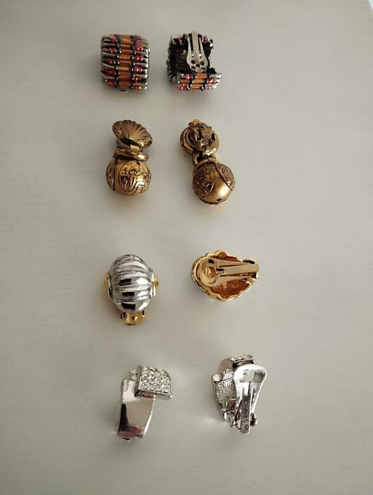 Brincos de mola metal dourado e prateado bijuteria vintage