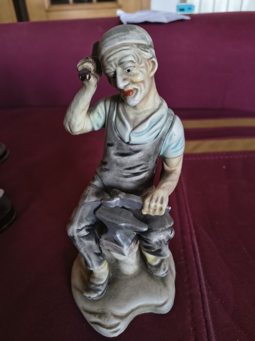 Estatuetas em marfinite