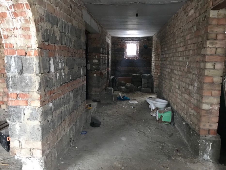 Продаж цегляного будинку