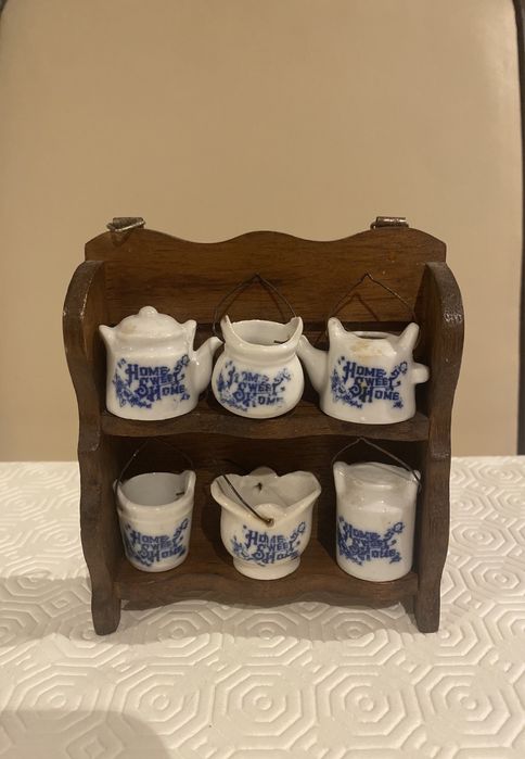 Escaparate miniatura com 6 peças em porcelana